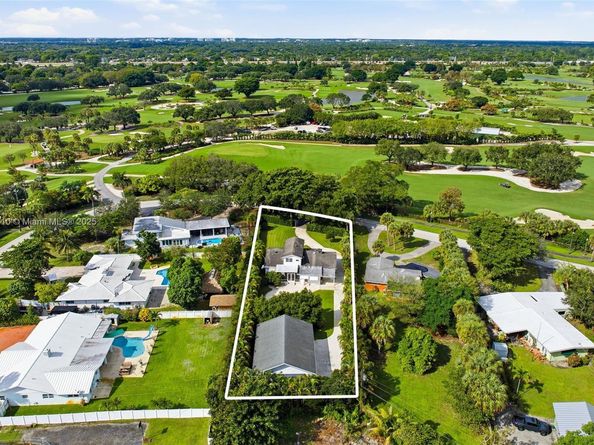 740 E Country Club Cir, Plantation FL 33317