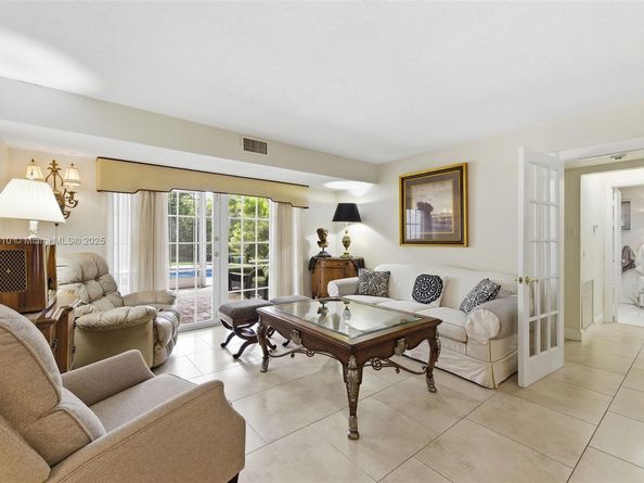 740 E Country Club Cir, Plantation FL 33317