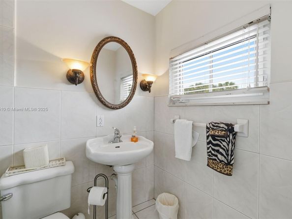 740 E Country Club Cir, Plantation FL 33317