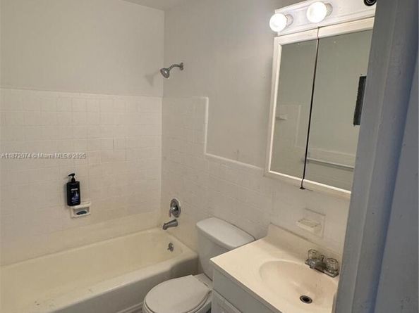 815 SW 10th Ter 15V, Hallandale Beach FL 33009