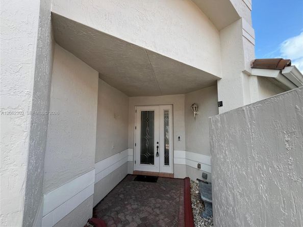 1540 W Lacosta Dr W, Pembroke Pines FL 33027