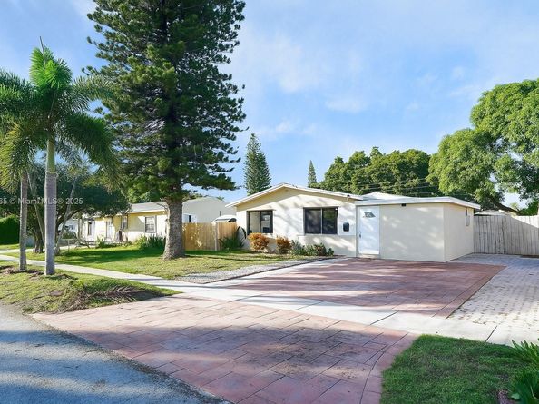 6741 Coolidge St, Hollywood FL 33024