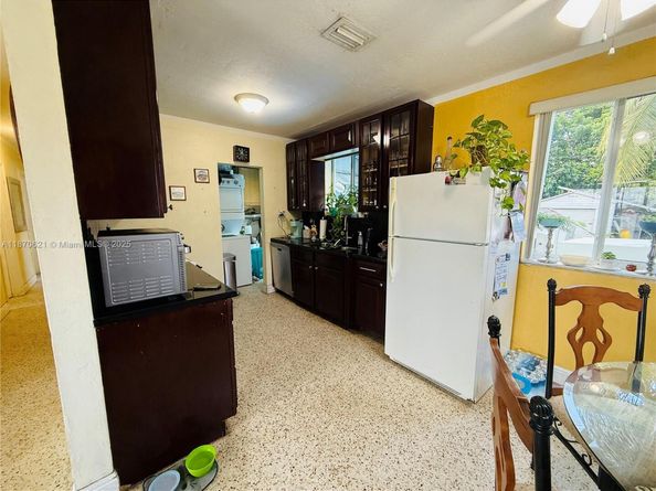 1158 W 24th St, Hialeah FL 33010