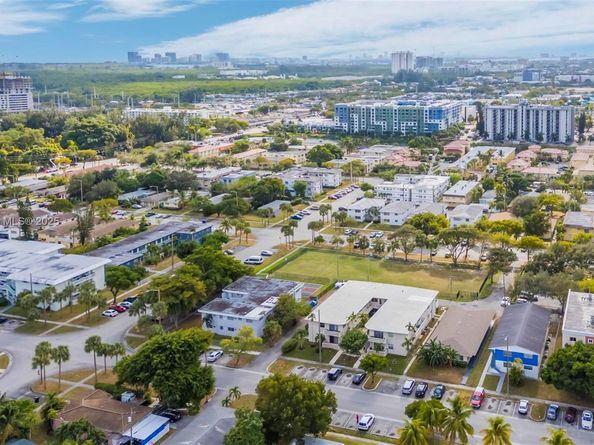 2072 NE 169th St 10, North Miami Beach FL 33162