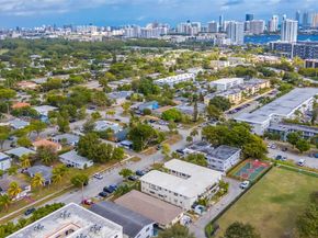 2072 NE 169th St 10, North Miami Beach FL 33162