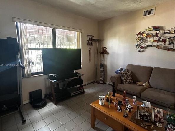 890 E 28th St, Hialeah FL 33013