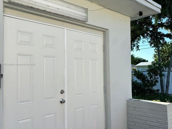 2359 NW 32nd St, Miami FL 33142