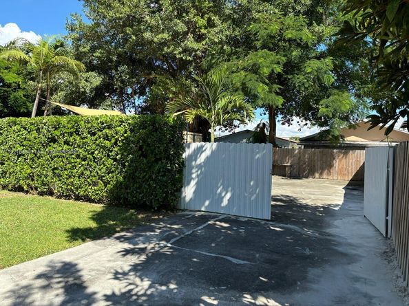 2359 NW 32nd St, Miami FL 33142