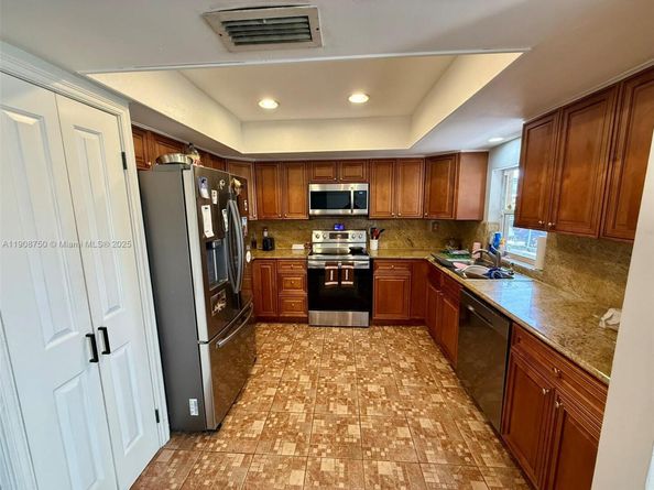 5231 SW 89 Ave, Cooper City FL 33328