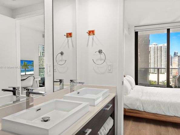 55 SW 9th St 1701, Miami FL 33130