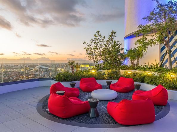 55 SW 9th St 1701, Miami FL 33130