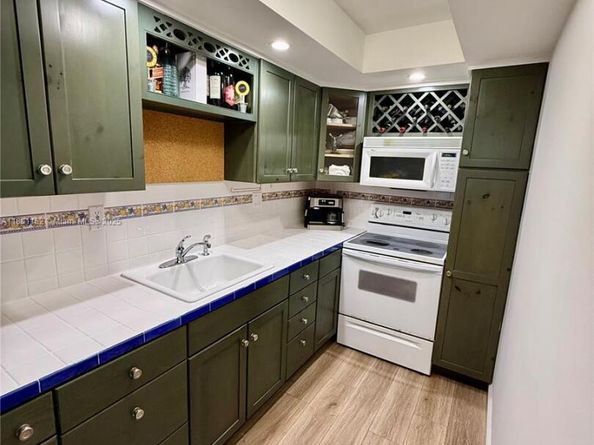 16518 NE 26th Ave 405, North Miami Beach FL 33160