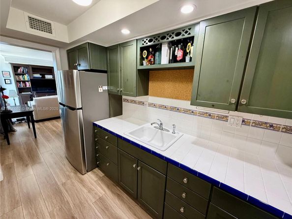 16518 NE 26th Ave 405, North Miami Beach FL 33160