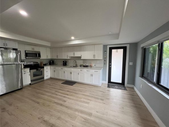 860 NW 18th Pl, Miami FL 33125