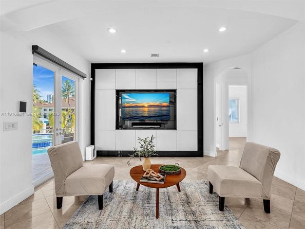 922 Washington St, Hollywood FL 33019