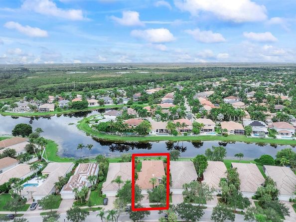2557 Bay Pointe Dr, Weston FL 33327