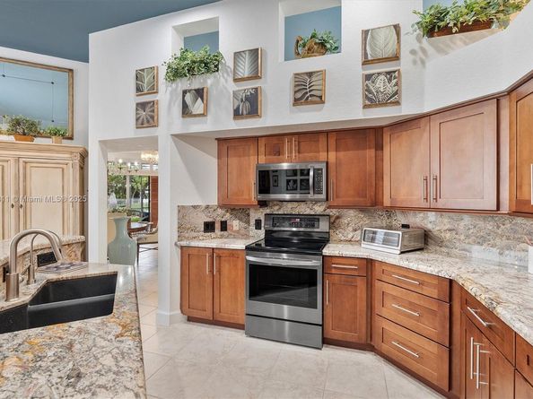2557 Bay Pointe Dr, Weston FL 33327