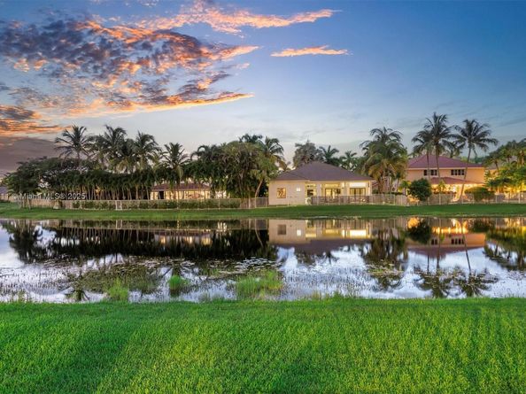 2557 Bay Pointe Dr, Weston FL 33327