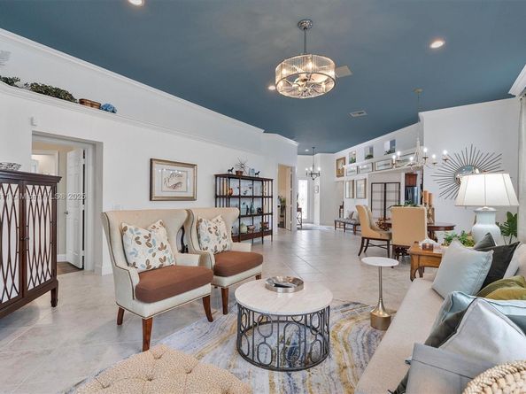 2557 Bay Pointe Dr, Weston FL 33327