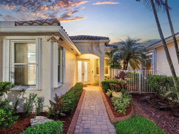 2557 Bay Pointe Dr, Weston FL 33327