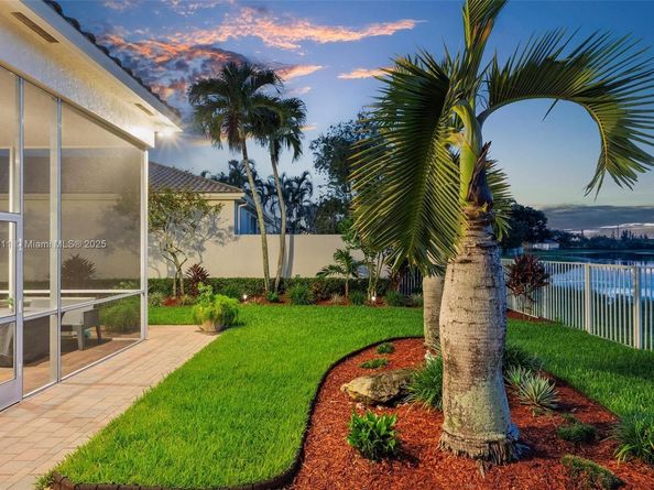 2557 Bay Pointe Dr, Weston FL 33327