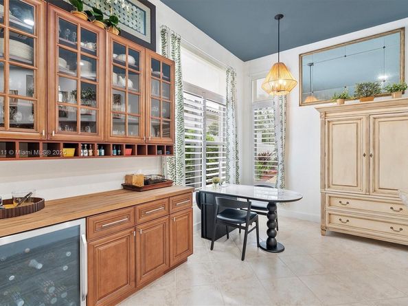 2557 Bay Pointe Dr, Weston FL 33327