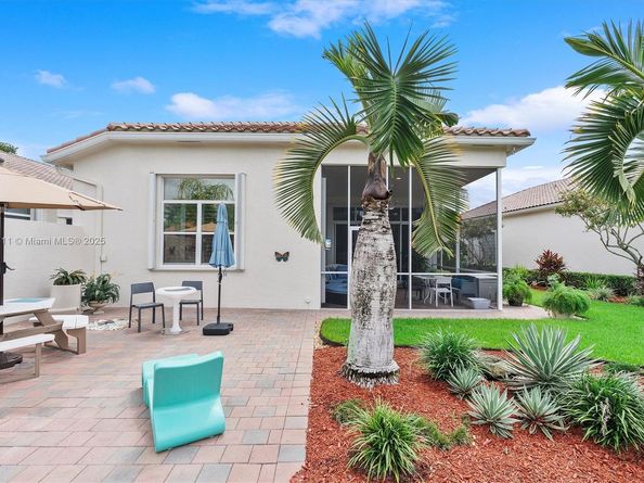 2557 Bay Pointe Dr, Weston FL 33327