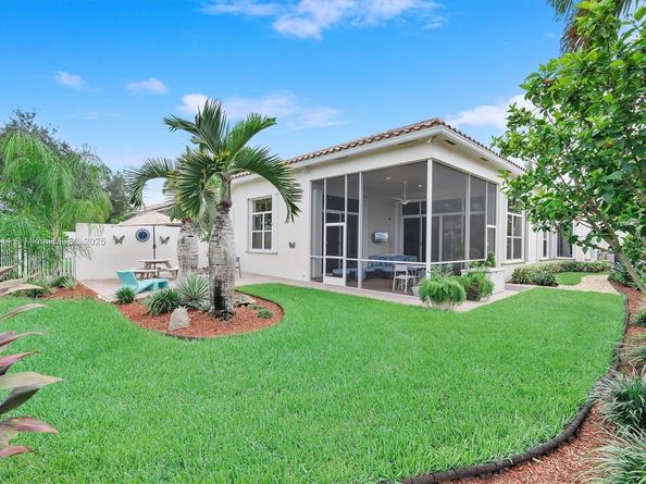 2557 Bay Pointe Dr, Weston FL 33327