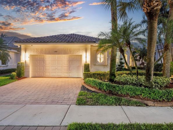 2557 Bay Pointe Dr, Weston FL 33327