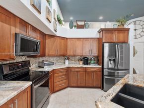 2557 Bay Pointe Dr, Weston FL 33327