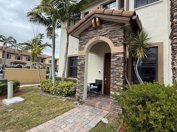 3203 SE 7th St, Homestead FL 33033