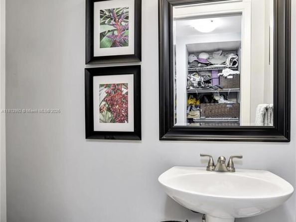 2300 NE 33rd Ave 402, Fort Lauderdale FL 33305