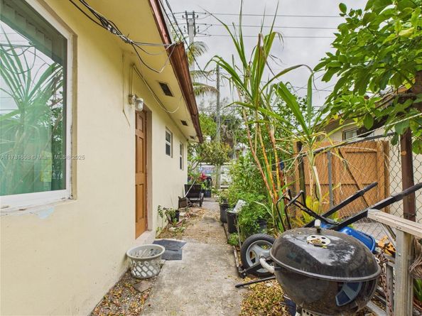 1901 SW 11th St, Fort Lauderdale FL 33312