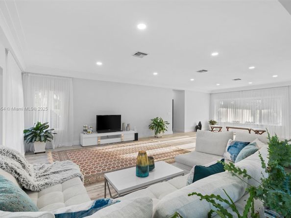 1155 Tyler St, Hollywood FL 33019