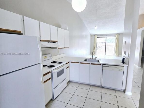 6708 NW 193rd Ter, Hialeah FL 33015