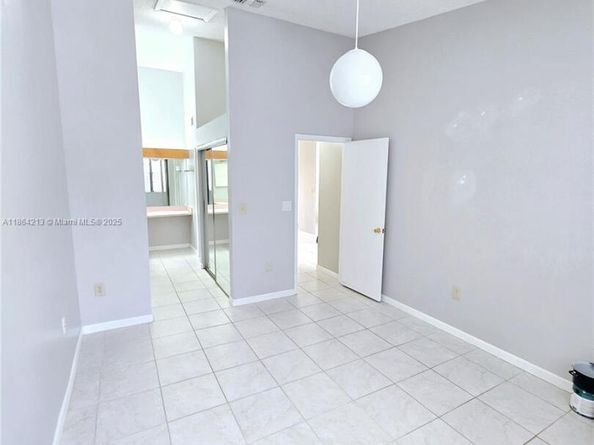6708 NW 193rd Ter, Hialeah FL 33015
