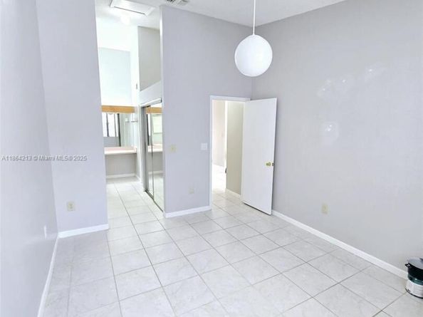 6708 NW 193rd Ter, Hialeah FL 33015