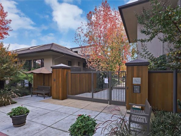 2140 Santa Cruz Avenue D207, Menlo Park CA 94025