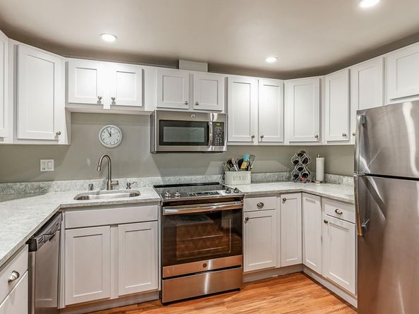 1033 Crestview Drive 308, Mountain View CA 94040