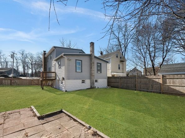 76 Main St, Blackstone MA 01504