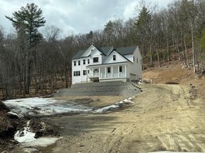 99 W River St, Upton MA 01568