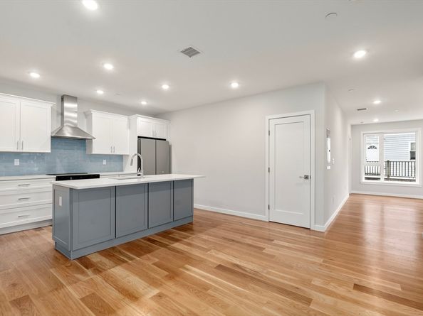 267 Old Colony 310, Boston MA 02127