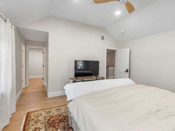 68 Evergreen B, Newton MA 02466