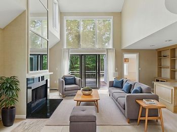 2 Hillside Dr