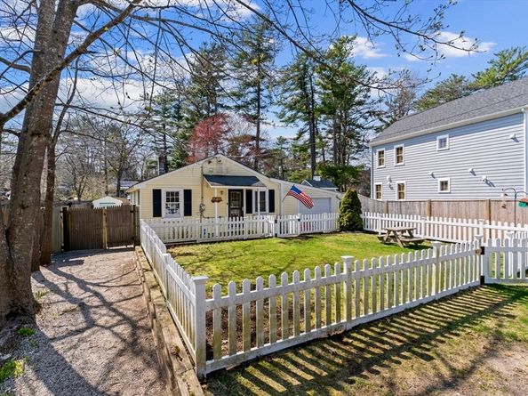 10 Beach Rd, Pembroke MA 02359