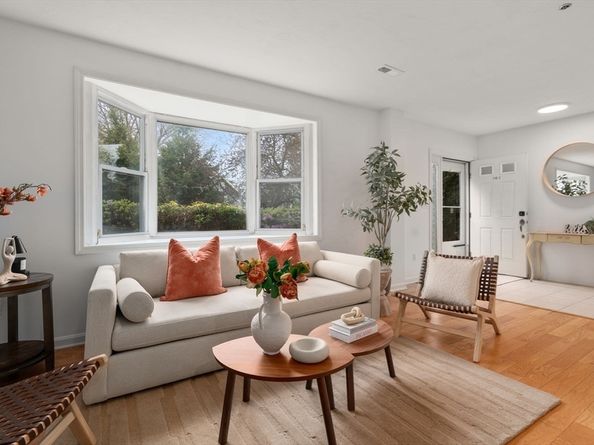 110 Coolidge Hill Rd 2, Watertown MA 02472