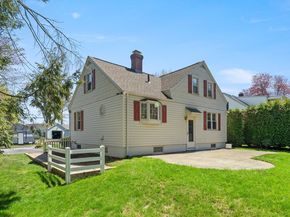 33 Hapgood Rd, Worcester MA 01605