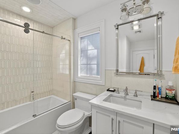 1096 Briar Way, Fort Lee NJ 07024