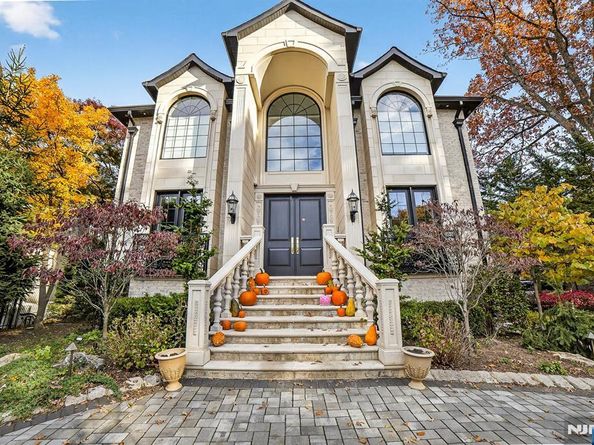 1096 Briar Way, Fort Lee NJ 07024