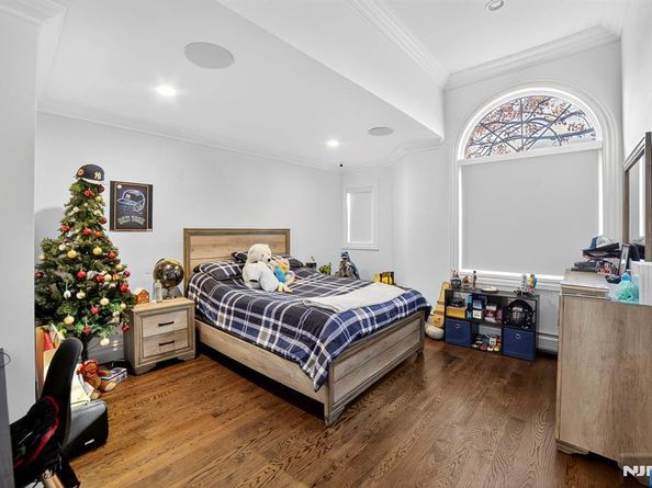 1096 Briar Way, Fort Lee NJ 07024